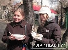 Девушки даже на улице едят гречку, для того чтобы похудеть