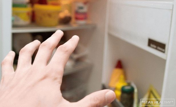 Рука тянется в холодильник